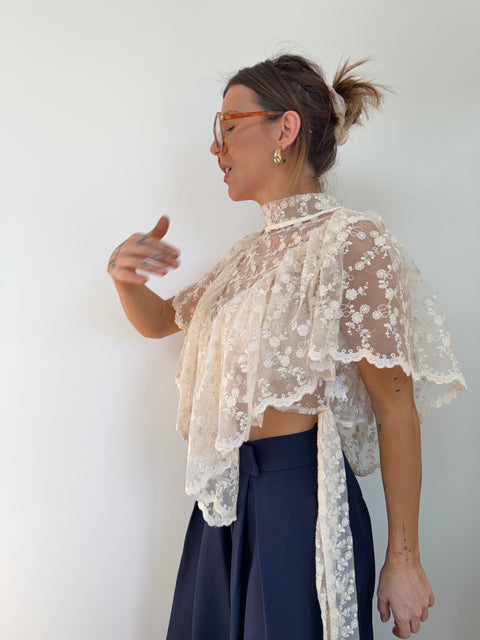 Haut à noeuds en dentelle beige