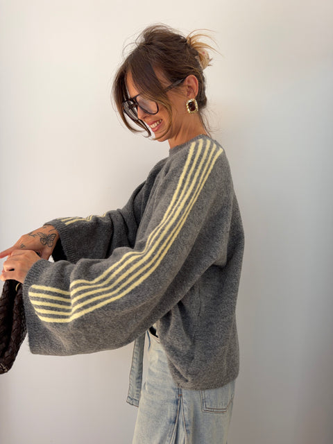 Pull gris à bandes jaune