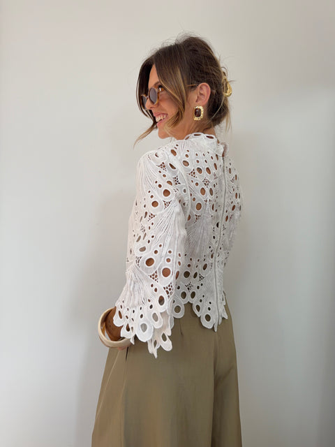 Haut en broderie anglaise