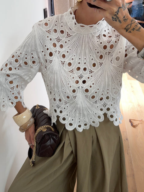 Haut en broderie anglaise
