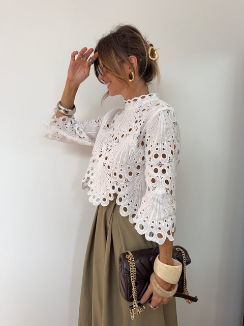 Haut en broderie anglaise