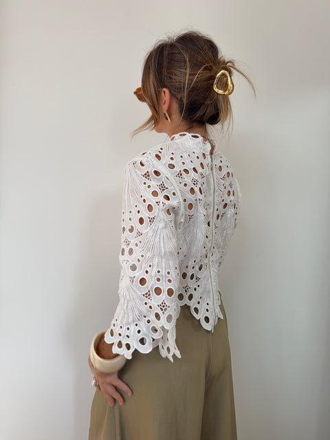 Haut en broderie anglaise