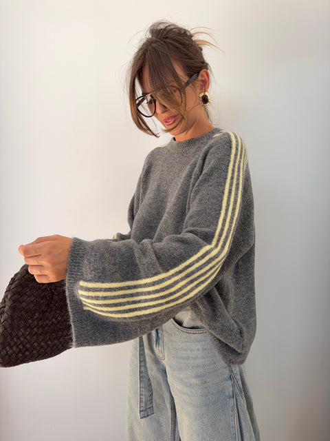 Pull gris à bandes jaune