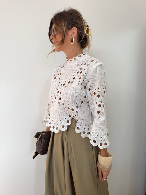 Haut en broderie anglaise