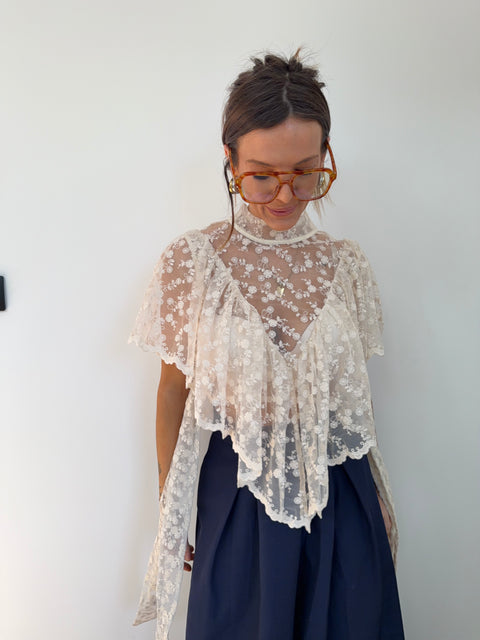 Haut à noeuds en dentelle beige