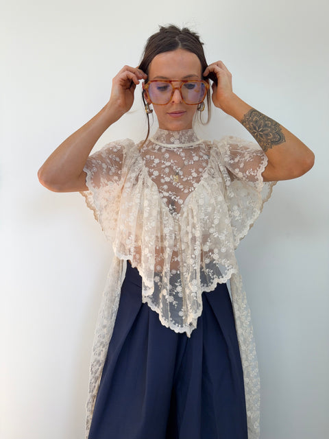 Haut à noeuds en dentelle beige