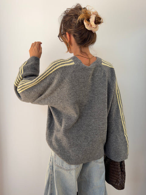 Pull gris à bandes jaune