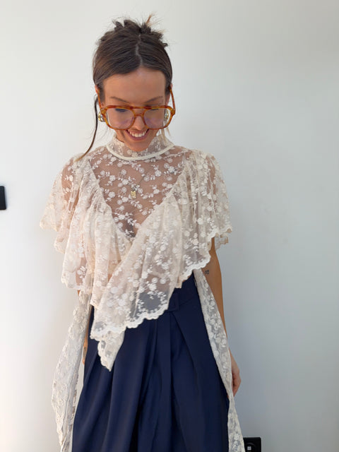 Haut à noeuds en dentelle beige