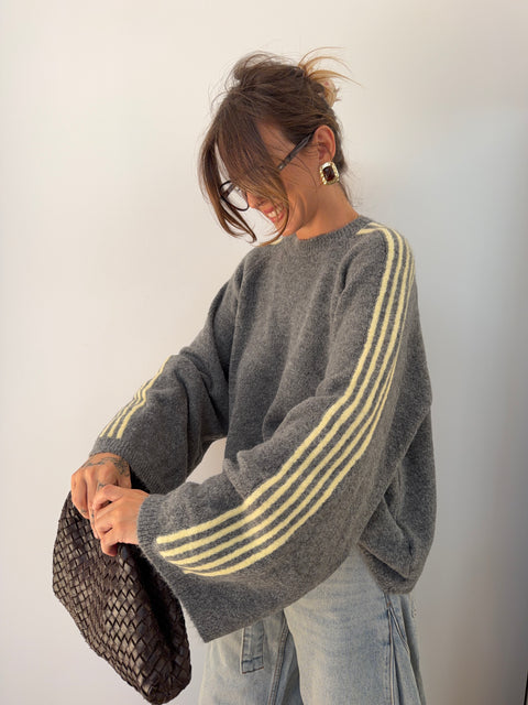 Pull gris à bandes jaune