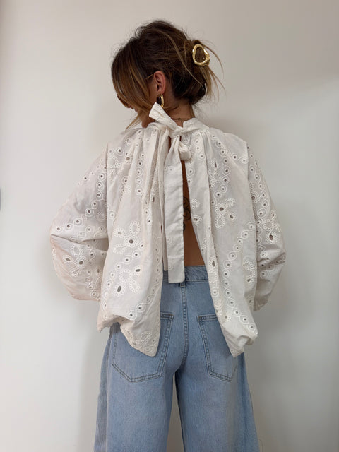 Blouse dos nu en dentelle