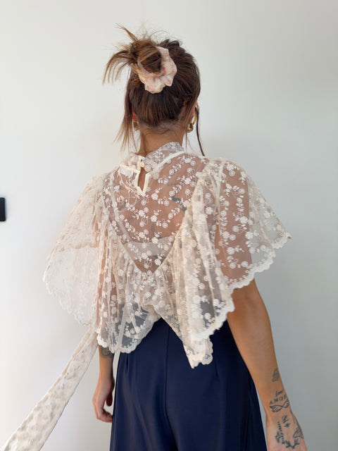 Haut à noeuds en dentelle beige
