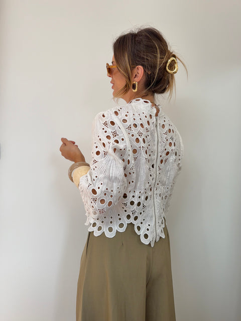 Haut en broderie anglaise