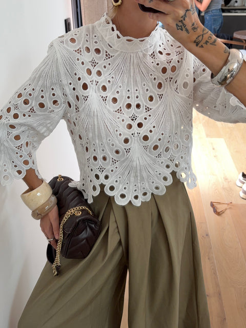 Haut en broderie anglaise