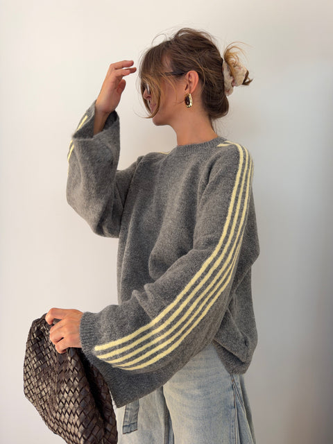 Pull gris à bandes jaune