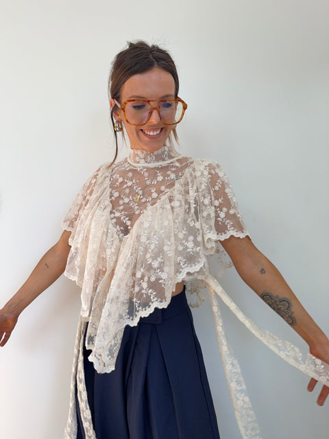 Haut à noeuds en dentelle beige