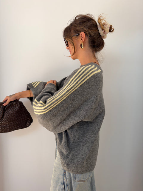 Pull gris à bandes jaune